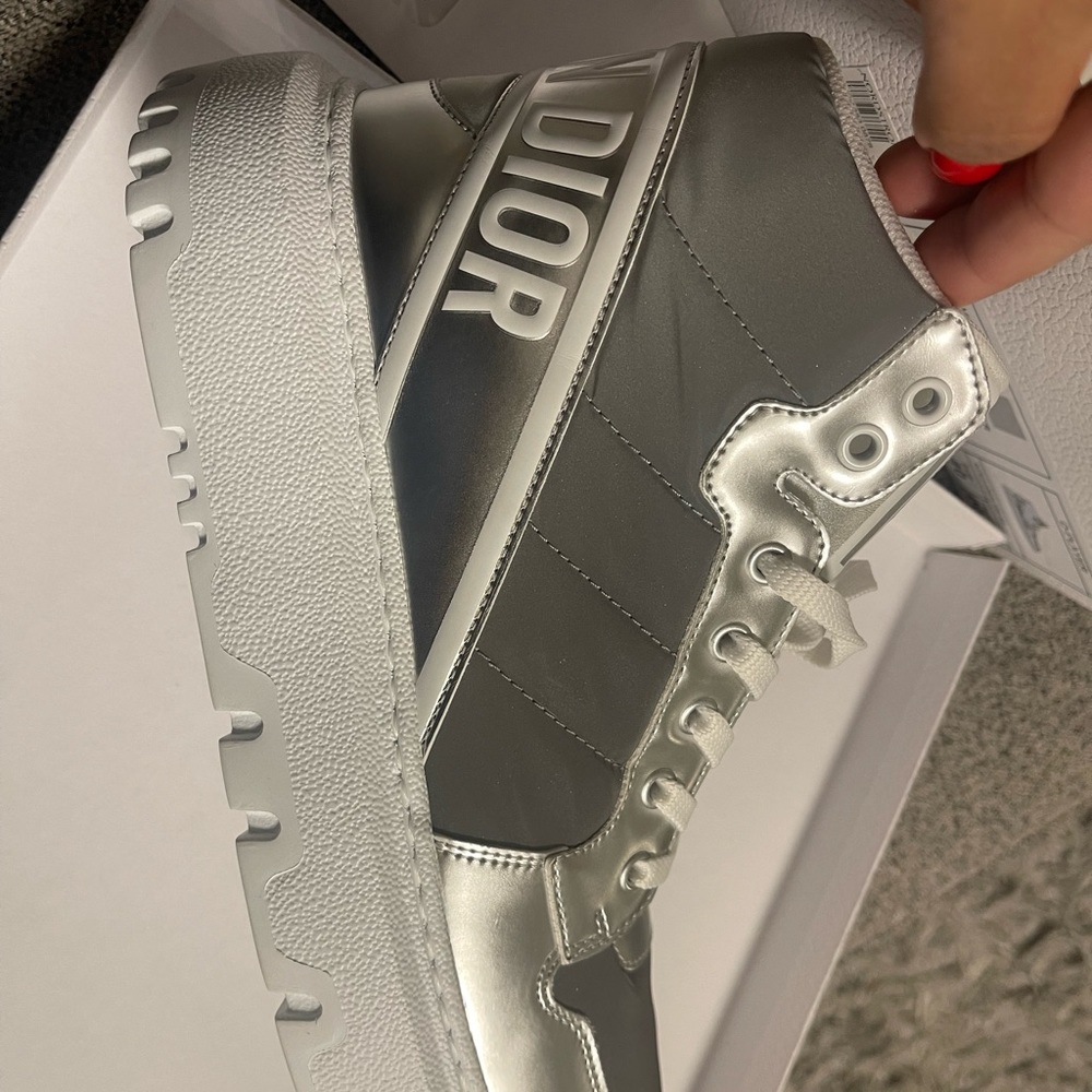 Brand new dior sneakers in box D-player